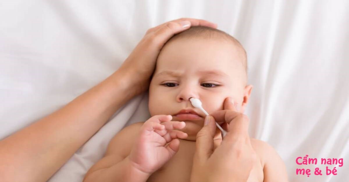 Vệ sinh mũi trẻ sơ sinh là việc rất quan trọng để đảm bảo sức khỏe cho bé yêu của bạn. Hãy xem hình ảnh để biết cách vệ sinh mũi trẻ sơ sinh một cách đúng và an toàn nhất cho bé nhé!