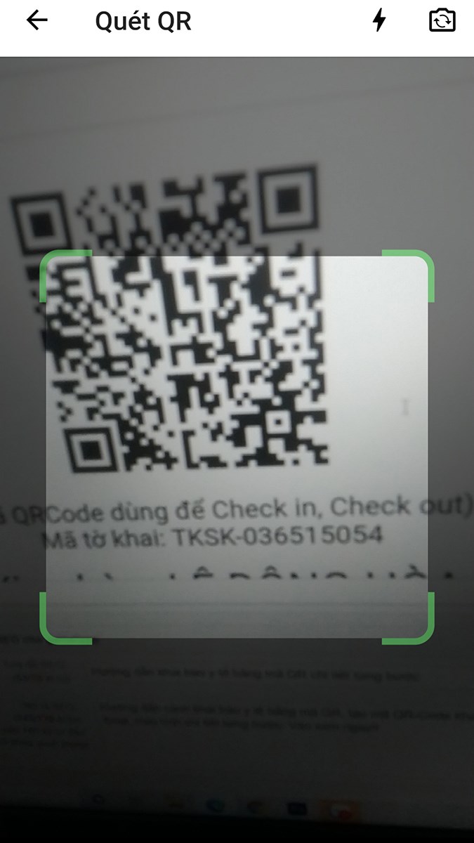 Thực hiện quét mã QR check in/check out