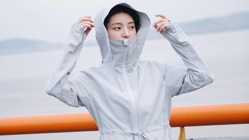 Mặc quần áo rộng rãi và sáng màu để ngăn ngừa kiệt sức do nhiệt