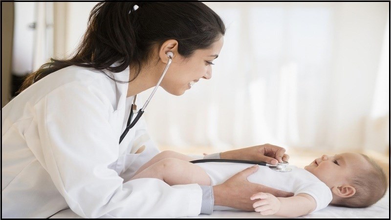 Bác sĩ sẽ khám tổng quát để tìm nguyên nhân gây ra hội chứng Colic ở trẻ