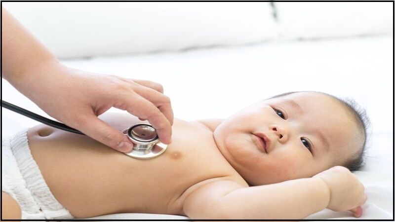 Khi trẻ khóc không ngừng mà không có lý do bố mẹ cần đưa trẻ đi khám để tìm nguyên nhân