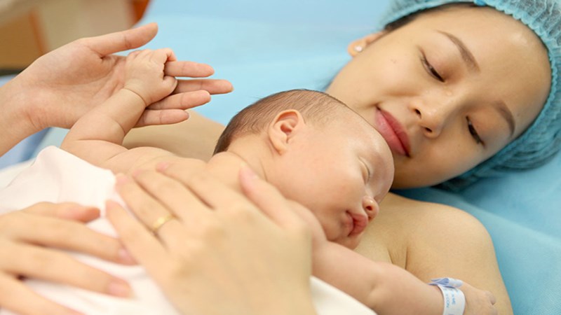 Cho trẻ da kề da với mẹ có thể xoa dịu trẻ khi trẻ đang khóc