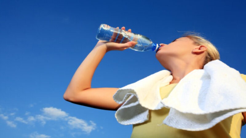 Bổ sung đầy đủ nước cho cơ thể khi thời tiết nắng nóng