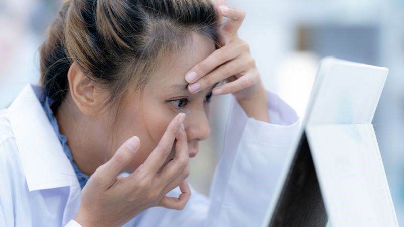 Đeo kính áp tròng không đúng cách cũng là nguyên nhân gây nhiễm nấm mắt Đeo kính áp tròng không đúng cách cũng là nguyên nhân gây nhiễm nấm mắt