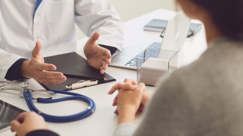 Nếu nghi ngờ nhiễm nấm mắt hãy đến gặp bác sĩ để được thăm khám kịp thời Nếu nghi ngờ nhiễm nấm mắt hãy đến gặp bác sĩ để được thăm khám kịp thời