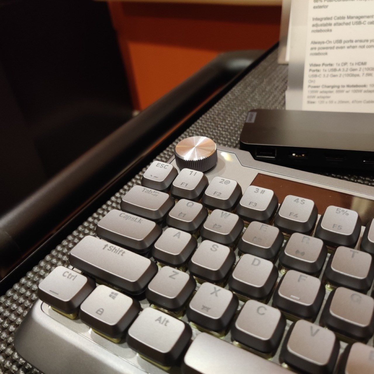 Bàn phím của Lenovo có một nút xoay để tạo ra năng lượng