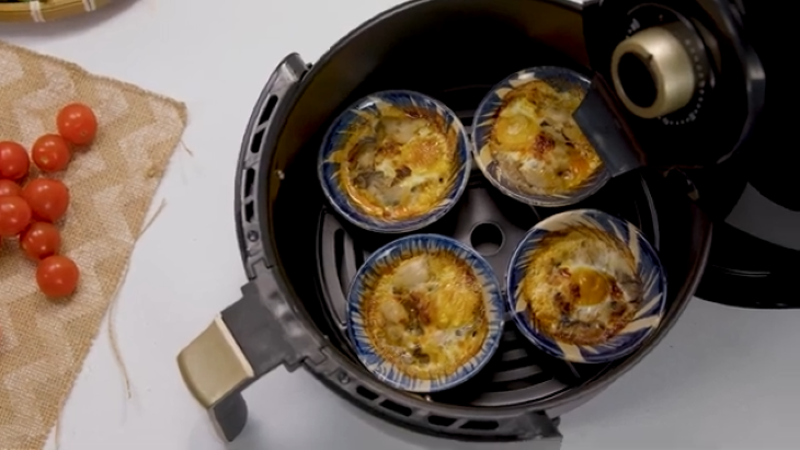 Món hàu nướng trứng cút chín vàng, hấp dẫn sau khi nướng bằng nồi chiên Ferroli