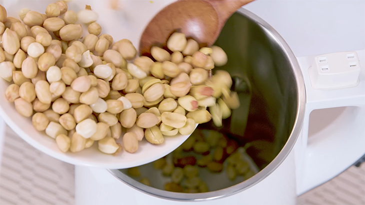 Chúng ta sẽ xay từng này đậu phộng để làm sữa hạt nhé