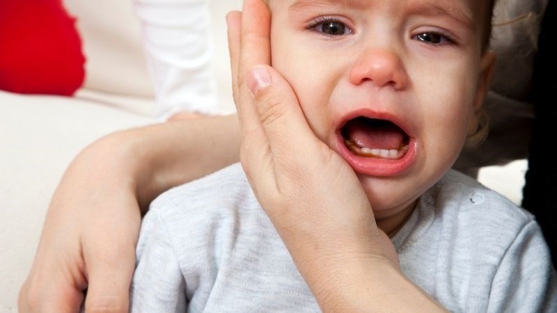 Trẻ đột nhiên thức đêm, quấy khóc thì mọc răng có thể là nguyên nhân