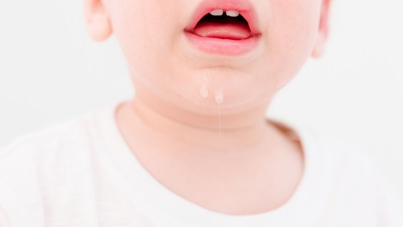 Khi mọc răng thì phía dưới cằm trẻ thường xuyên bị ướt