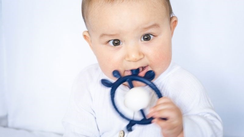 Bé có dấu hiệu gặm nhấm bất cứ thứ gì bé chạm vào thì có thể bé đang mọc răng