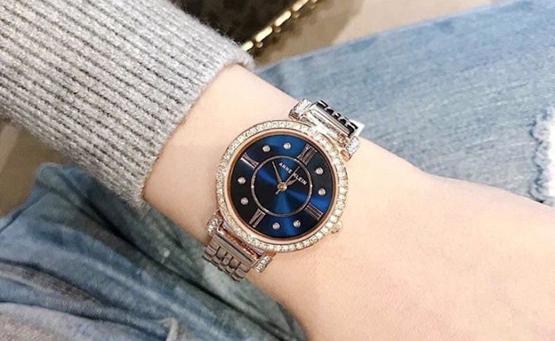 Đồng hồ Anne Klein l&agrave; một thương hiệu nổi tiếng c&oacute; xuất xứ tại Mỹ,