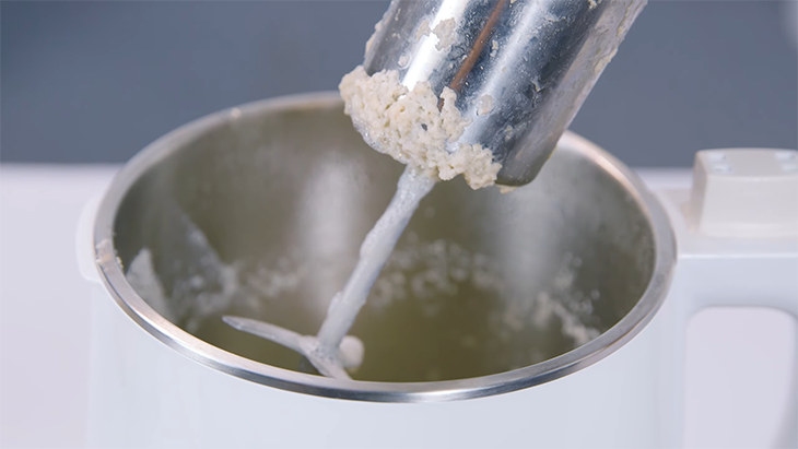 Sau khi xay nấu xong trong máy vẫn còn một chút bã đậu phộng