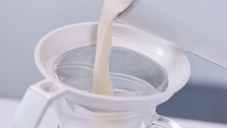 Trên lưỡi dao và nắp bình còn bám một lượng bã đậu phộng, chứng tỏ lưỡi dao xay không quá nhuyễ