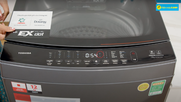 Máy giặt Toshiba Inverter 12 kg AW-DUM1300KV(MG) - khoá bảng điều khiển Khi đang giặt, bảng điều khiển sẽ xuất hiện ký hiệu khoá (khoanh tròn) và cửa máy không thể mở ra được