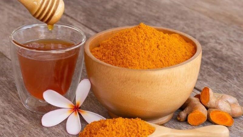 Nước detox từ bột nghệ và mật ong giúp tăng cường khả năng hoạt động của gan