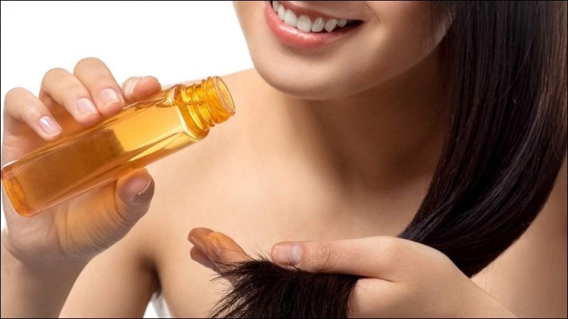 Sử dụng tinh dầu sả chanh ủ lên tóc khi tắm giúp tóc trở nên suôn mượt hơn