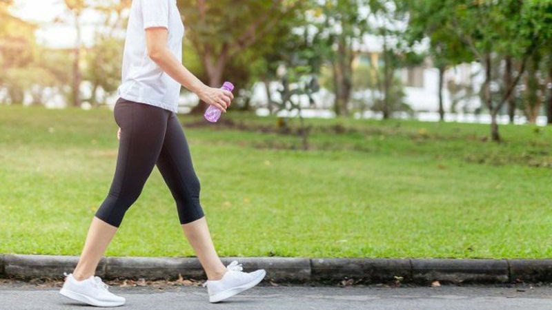 Đi bộ là một hoạt động thể chất nhẹ nhàng và dễ thực hiện hàng ngày