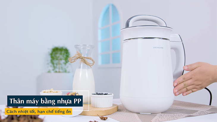 Vỏ ngoài của máy làm bằng nhựa PP cao cấp màu trắng và xám chì, trông hiện đại và tươi trẻ