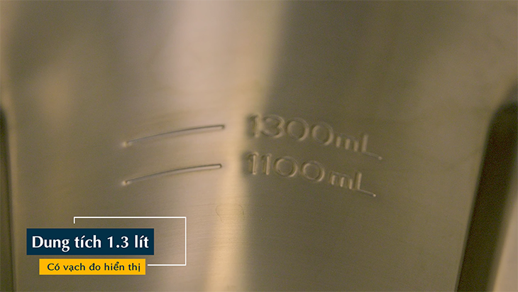 Bình dung tích tối đa là 1.3L và trên lõi bình cũng có hai mức dung tích được đánh dấu sẵn để người dùng dễ đong đếm