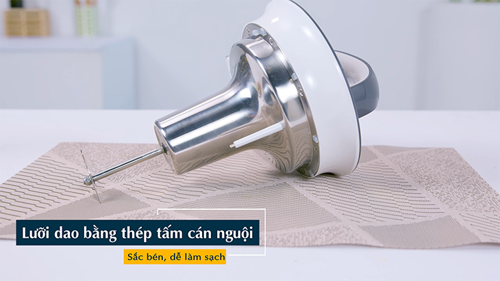 Máy làm sữa hạt Lock&Lock EJS226 có động cơ cùng lưỡi dao làm bằng thép cán nguội gắn liền vào nắp đậy