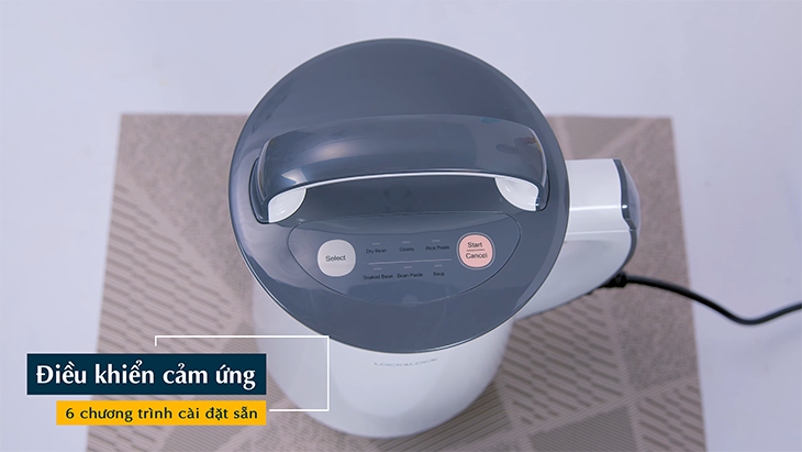 Bảng điều khiển của máy làm sữa hạt Lock&Lock EJS226 nằm trên nắp bình