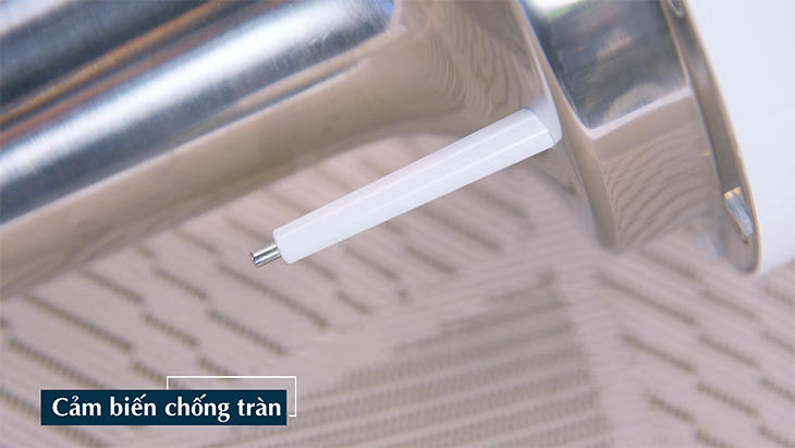 Dưới nắp bình có trang bị thanh cảm ứng chống tràn
