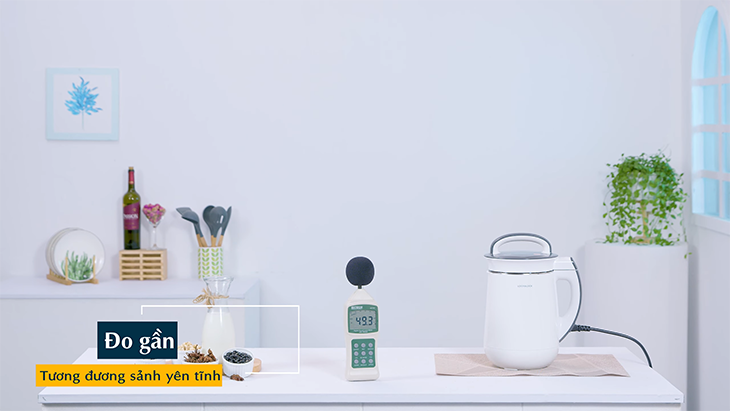 Độ ồn đo được ở khoảng cách gần khi máy xay là gần 50dB