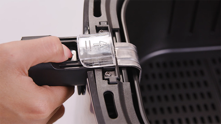 Cách tháo rời rổ chiên khỏi lòng nồi