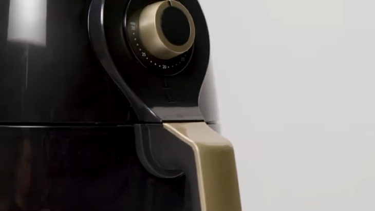 Thiết kế tay cầm lòng nồi liền mạch, dễ dàng thao tác kéo đẩy