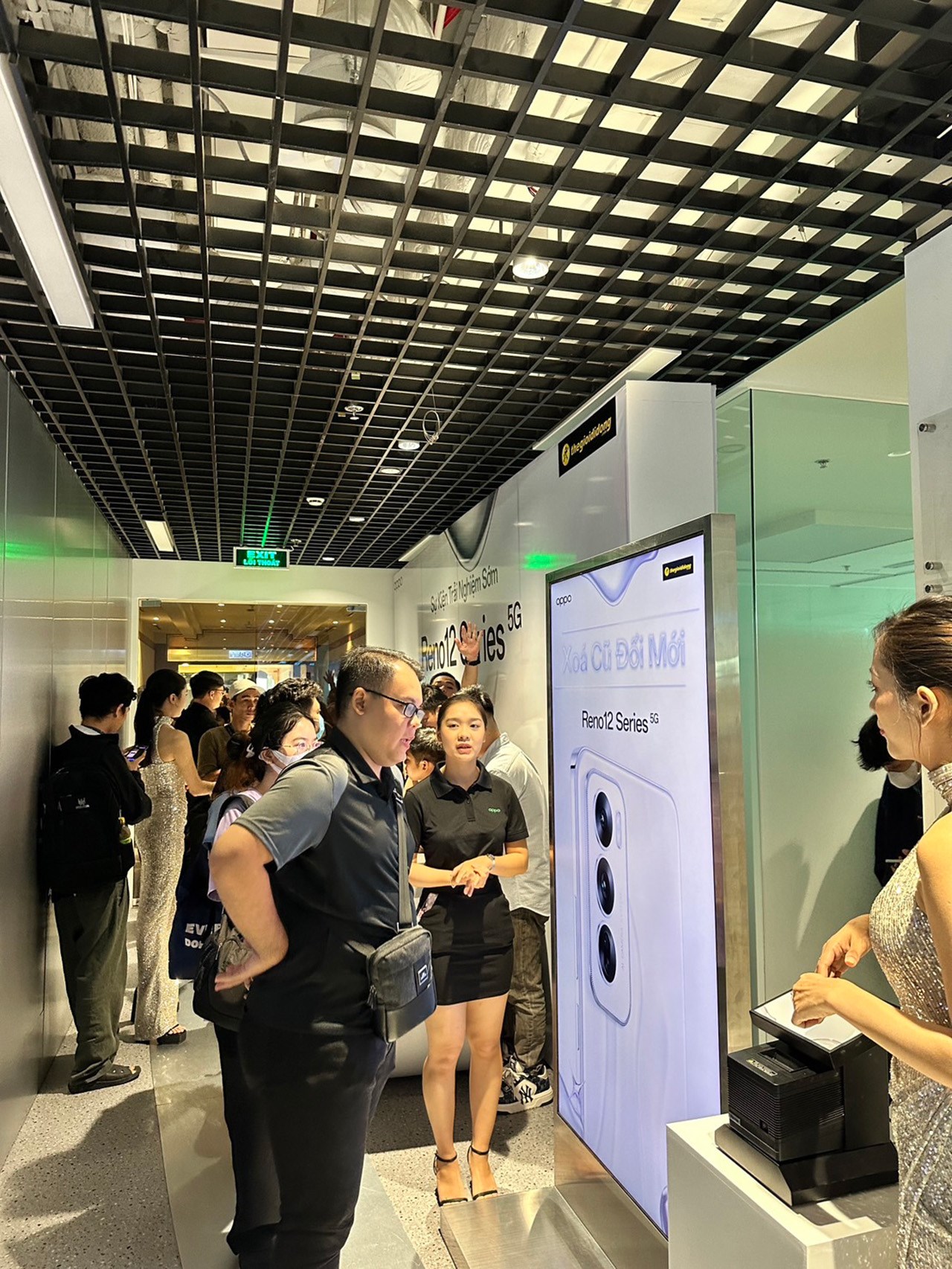 Rất đông khách hàng đến và chờ đợi để được trên tay những mẫu Reno12 đầu tiên