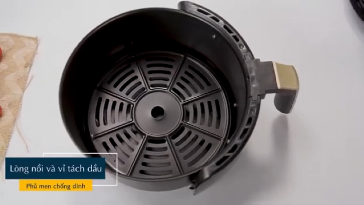 Lòng nồi chiên và vỉ tách dầu có thể tháo rời để vệ sinh dễ dàng