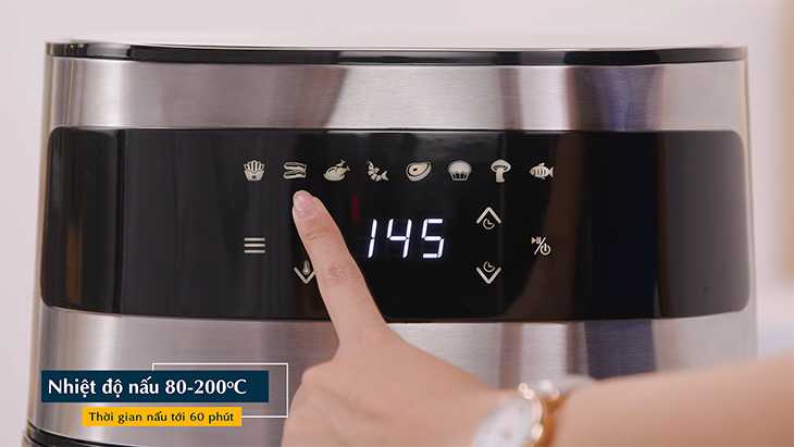 Màn hình hiển thị nằm ở trung tâm bảng điều khiển, phía trên là các chương trình cài đặt sẵn