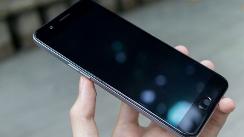 Sập nguồn, cạn pin, pin chai, hỏng,... l&agrave; nguy&ecirc;n nh&acirc;n chủ yếu g&acirc;y đen m&agrave;n h&igrave;nh 