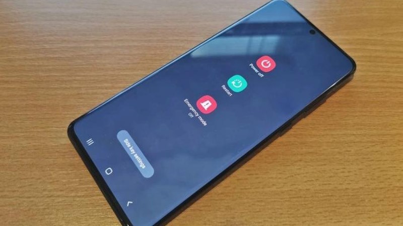 Khởi động lại m&aacute;y nếu điện thoại c&ograve;n pin