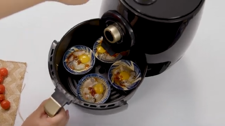 Xếp hàu và trứng cút vào lòng nồi chiên không dầu để chuẩn bị nướng