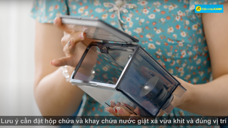 Máy giặt Toshiba Inverter 12 kg AW-DUM1300KV(MG) - Vệ sinh hộp đựng Lưu ý phần đầu ra dưới đáy hộp lại không có nút ron bịt kín, nếu vẫn còn chất giặt bên trong thì sẽ dễ chảy ra ngoài