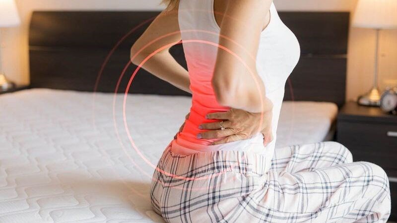 Đau vùng thắt lưng là triệu chứng thường gặp của sỏi thận