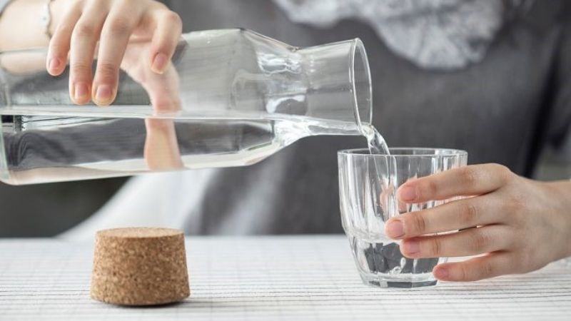 Uống ít nước có thể gây ra sỏi thận