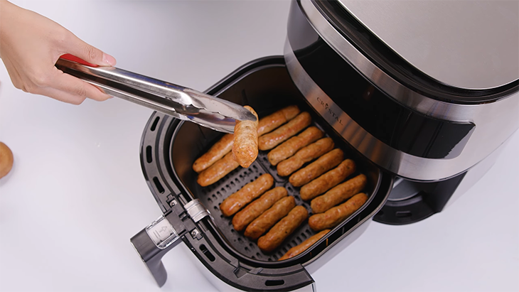 Sau 15 phút thì nem đã chín đều các mặt và chín cả bên trong