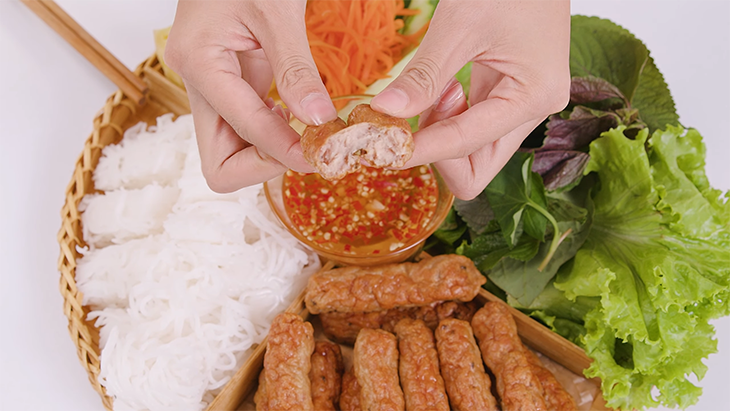 Kết quả là món nem nướng vàng ruộm, chín đều từ trong ra ngoài