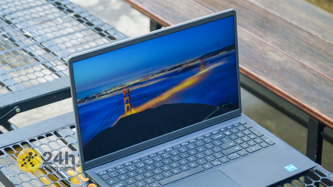 Dell Vostro 15 3520 được hoàn thiện từ chất liệu nhựa, vừa nhẹ vừa bên bỉ Dell Vostro 15 3520 được hoàn thiện từ chất liệu nhựa, vừa nhẹ vừa bên bỉ