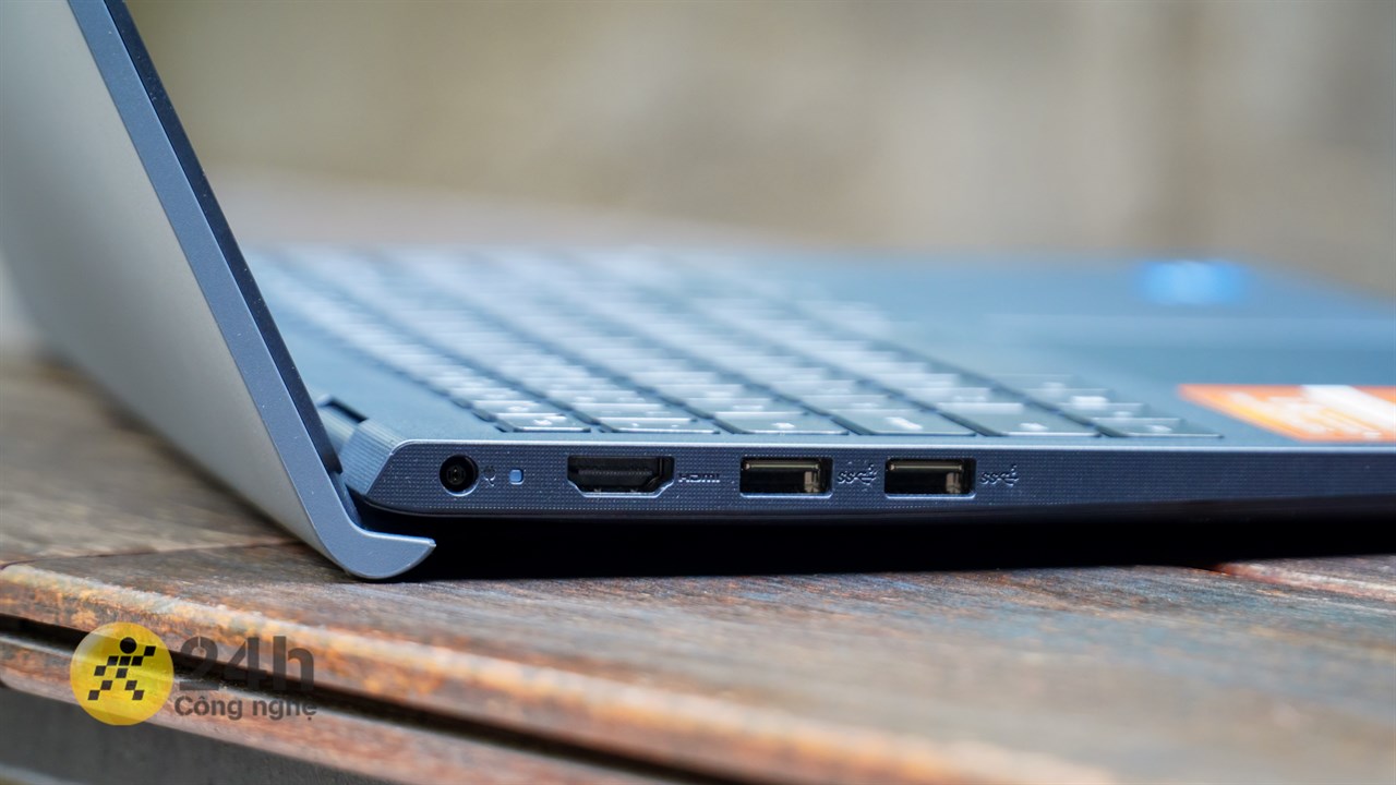 Các cổng kết nối trên cạnh trái của Dell Vostro 15 3520 Các cổng kết nối trên cạnh trái của Dell Vostro 15 3520