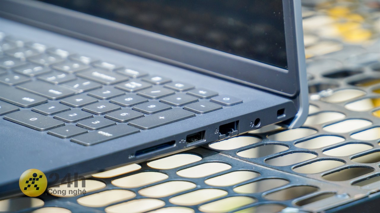 Các cổng kết nối trên cạnh phải của Dell Vostro 15 3520 Các cổng kết nối trên cạnh phải của Dell Vostro 15 3520