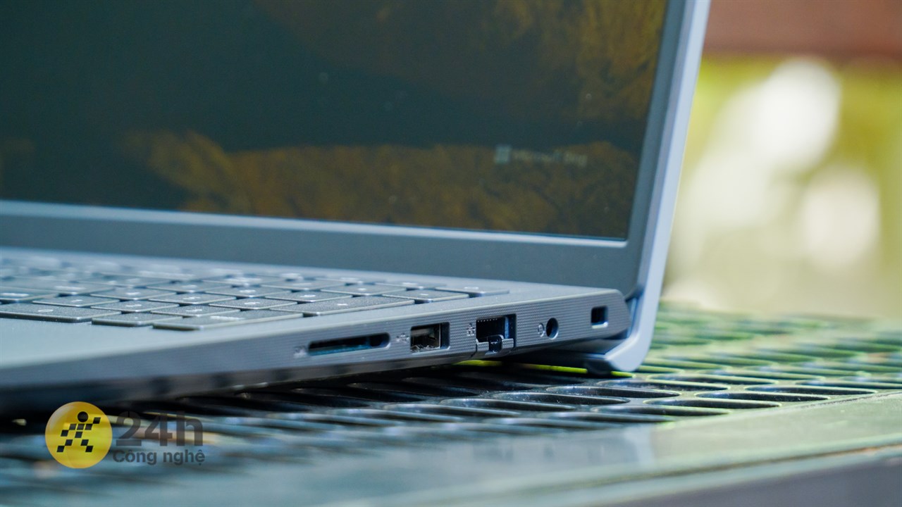 Dell Vostro 15 3520 sử dụng dạng bản lề kê cao bàn phím Dell Vostro 15 3520 sử dụng dạng bản lề kê cao bàn phím