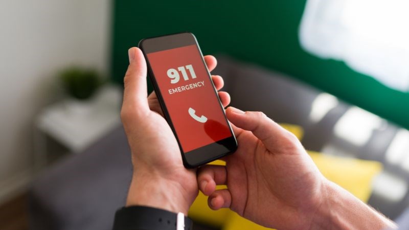 Gọi cấp cứu ngay sau khi phát hiện người bị điện giật