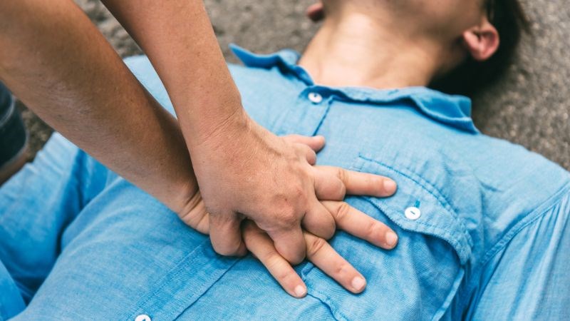 Nếu nạn nhân ngưng tim hãy thực hiện ép tim ngoài lồng ngực