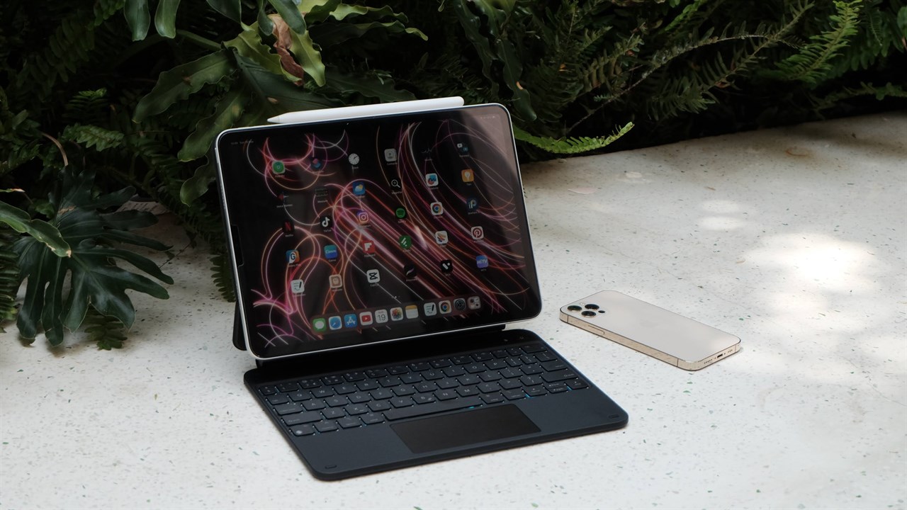 Trải nghiệm chiếc bao da kèm bàn phím ESR Magnetic Keyboard dành cho các iPad 11 inch 