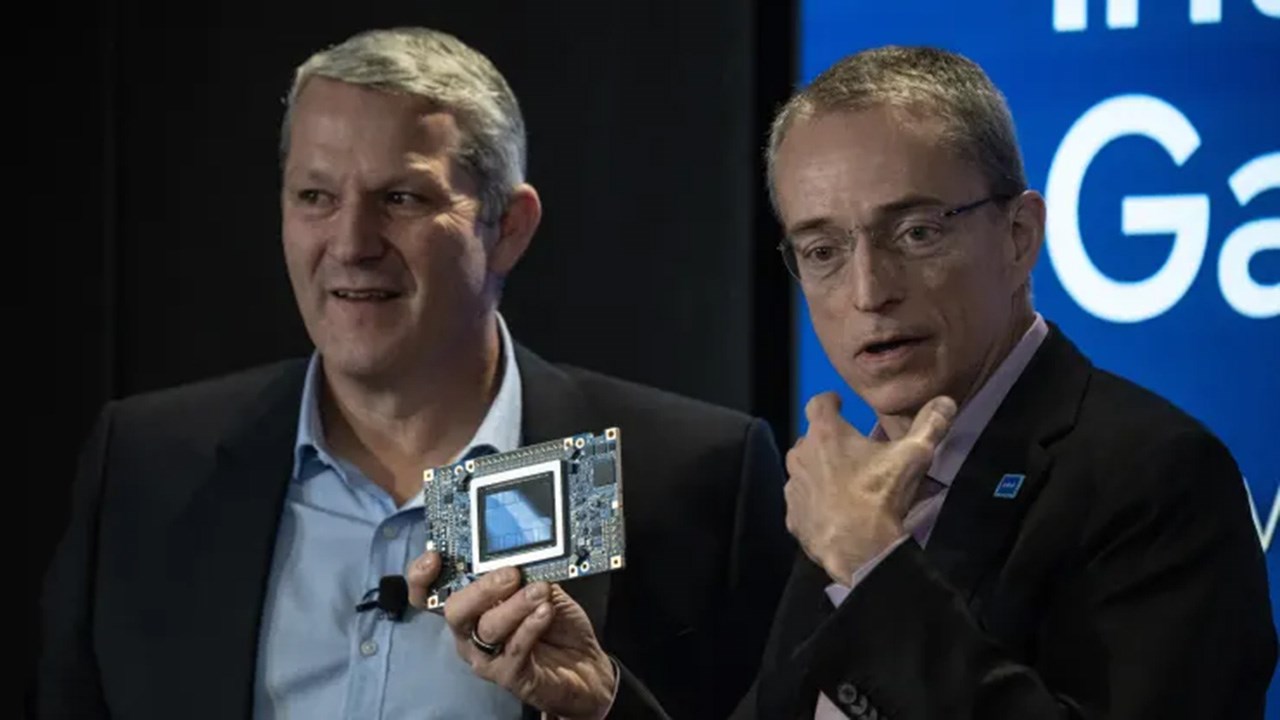 CEO Intel đang cầm trên tay nguyên mẫu chip Gaudi3 CEO Intel đang cầm trên tay nguyên mẫu chip Gaudi3