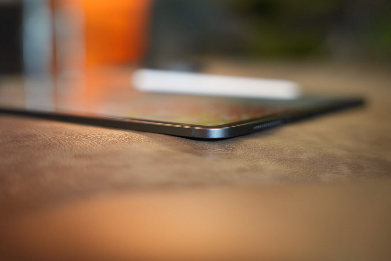 Mặc dù iPad Pro có độ mỏng hơn thế hệ tiền nhiệm nhưng có độ cứng khá tốt Mặc dù iPad Pro có độ mỏng hơn thế hệ tiền nhiệm nhưng có độ cứng khá tốt